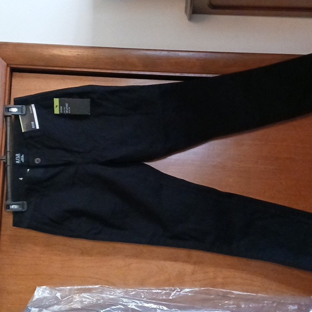 NWT Mid-Rise pants by a.n.a., Size 6 in black.